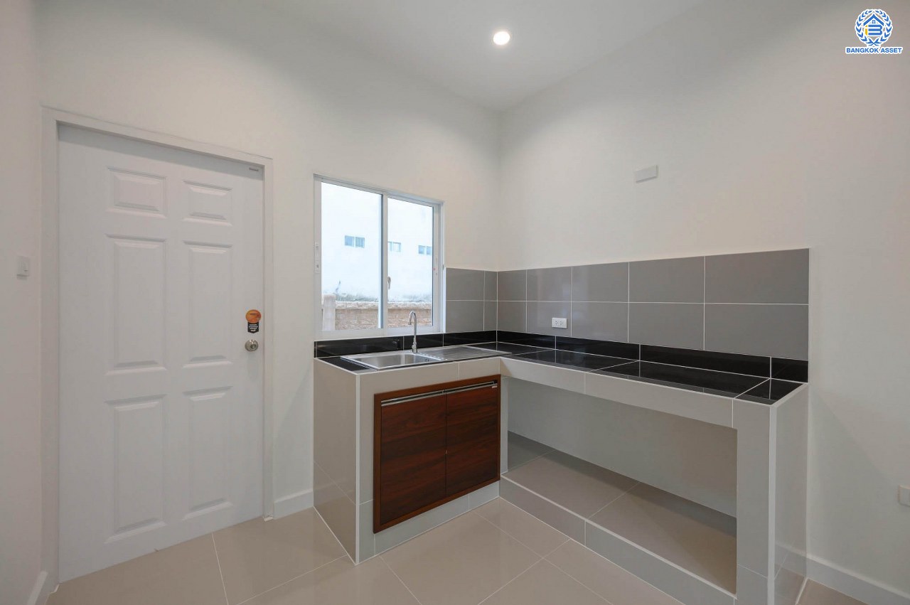 บ้านมือสองตกแต่งใหม่ โครงการ ปริญญดา ปิ่นเกล้า-พุทธมณฑลสาย 2 หลังมุม เนื้อที่ 104.5 ตร.ว.พื้นที่ใช้สอย 197.8 ตร.ม. ฟังก์ชัน 3 ห้องนอน 5 ห้องน้ำ 1 ห้องแม่บ้าน จอดรถได้ 2 คัน บนทำเลเดินทางสะดวก เชื่อมต่อ ถ.พุทธมณฑลสาย 2 ใกล้ทางคู่ขนานลอยฟ้าบรมราชชนนี, เซ็นทรัลปิ่นเกล้า และ ม.มหิดล